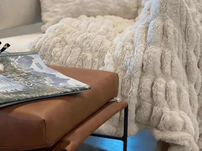 10 Ways to Style Throw Blankets for a Cozy Autumn Living Room